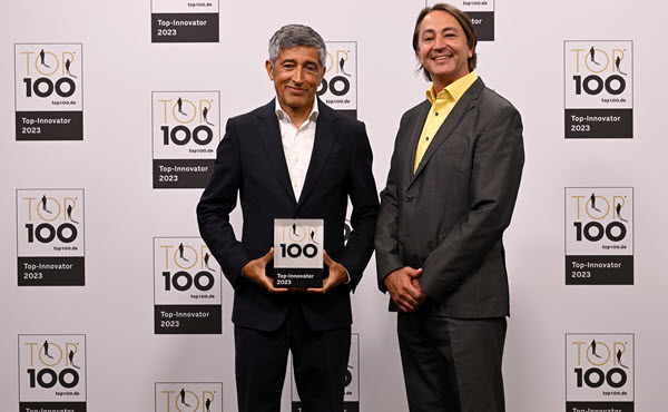 Ranga Yogeshwar überreicht Norbert Weckerle von apollon (rechts) den TOP 100-Award